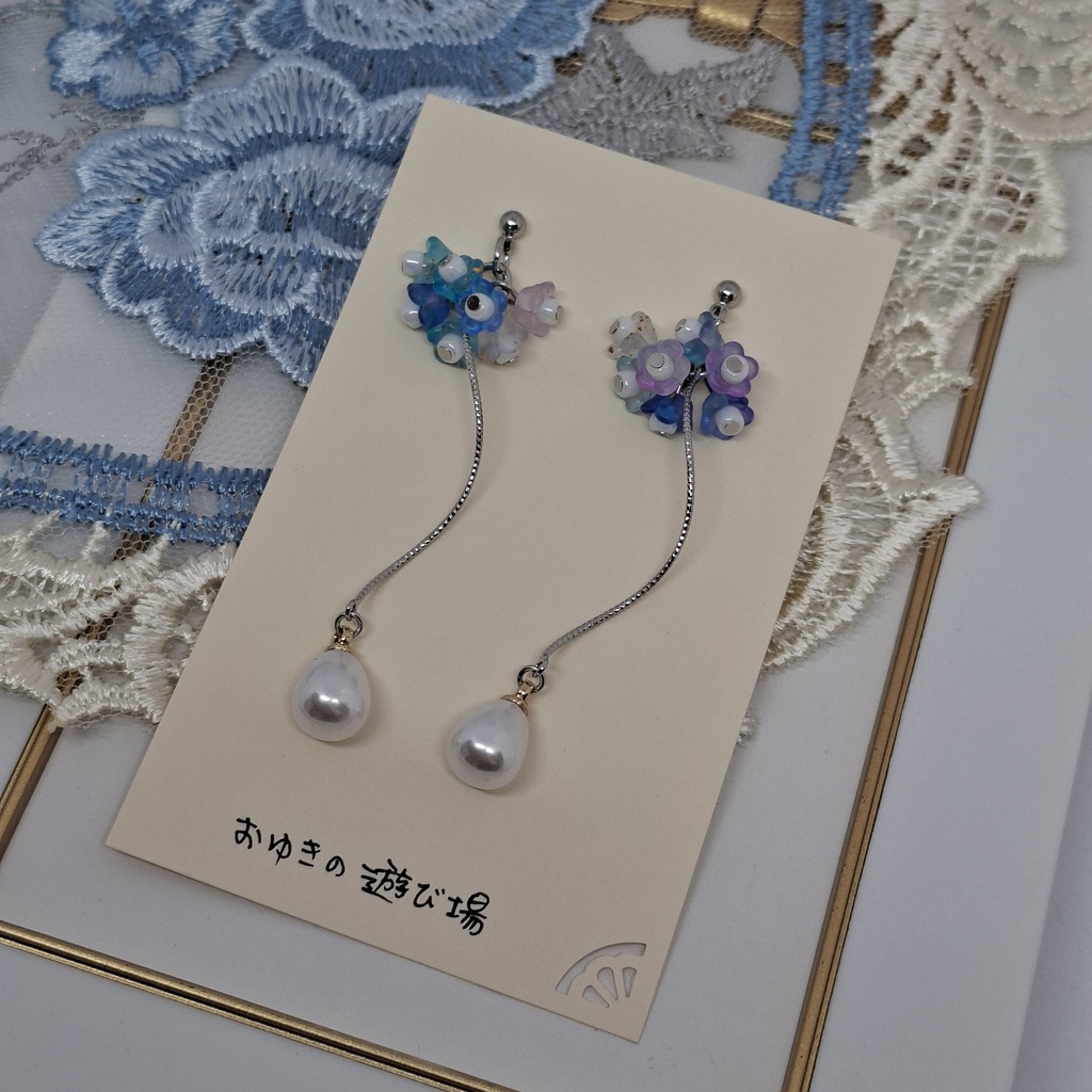 青色の小花ピアス