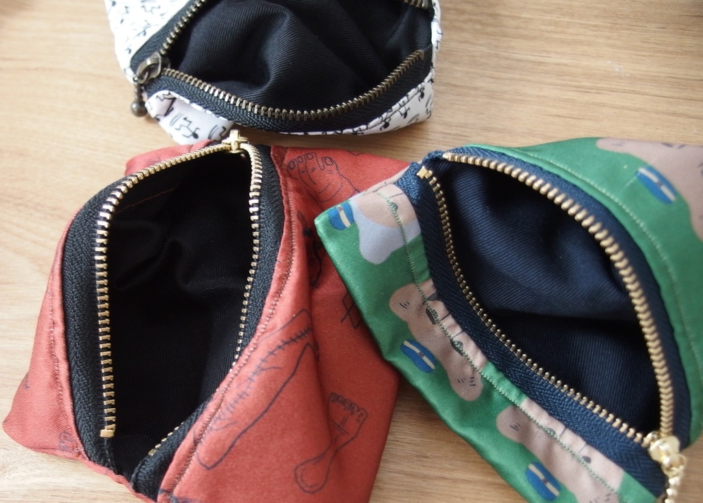 金カムしかくポーチ