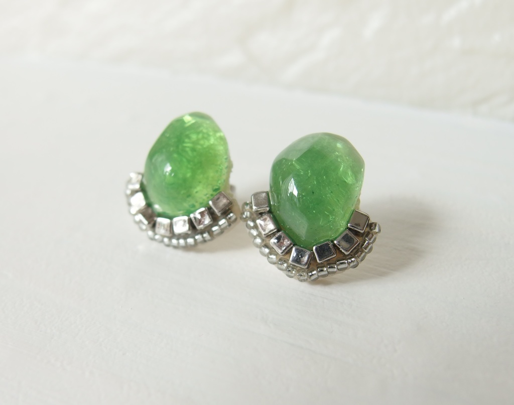 【龍如】カボションビーズピアス