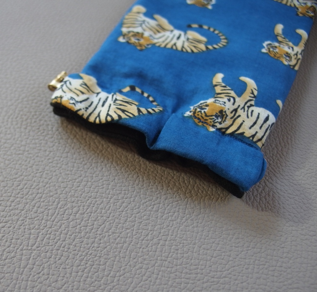 tigerバネ口ポーチ/アクスタケース