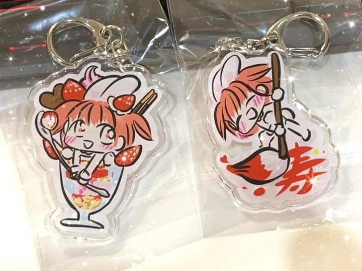 白バニちゃんのいちごパッフェ・アクリルキーホルダー
