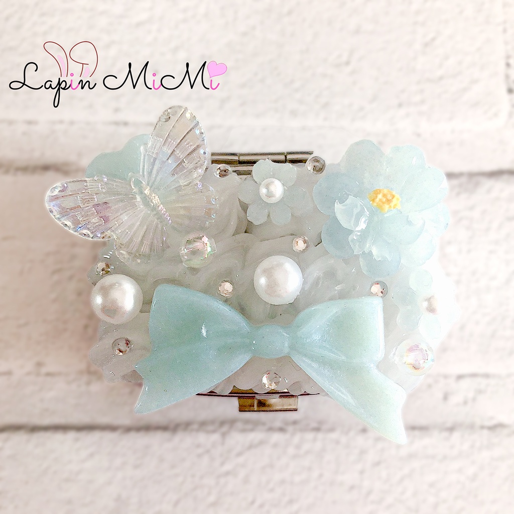 ホイップデコ ピルケース 水色 リボン ミラー付き 花 蝶 大人可愛い ケース