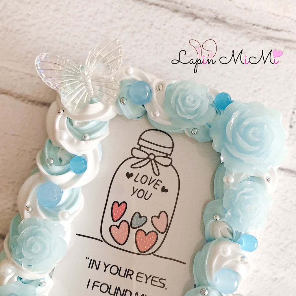 【受注製作】水色 白 ツートン ホイップデコ 硬質トレカケース チェキ ローズ 蝶 ガラスビーズ さわやか かわいい ケース