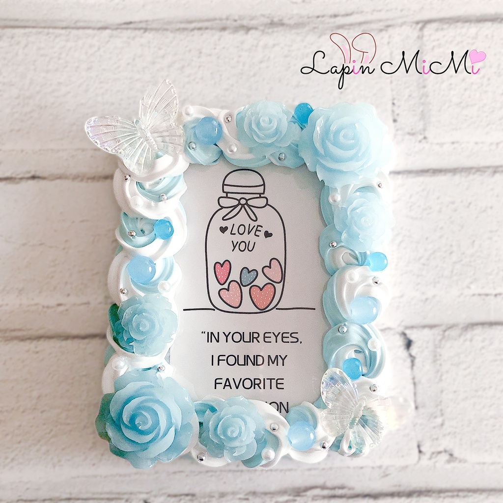 【受注製作】水色 白 ツートン ホイップデコ 硬質トレカケース チェキ ローズ 蝶 ガラスビーズ さわやか かわいい ケース