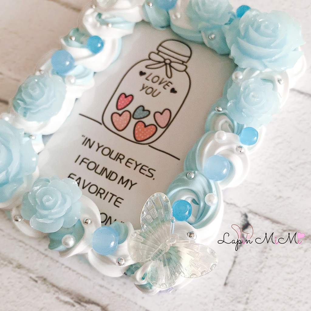 【受注製作】水色 白 ツートン ホイップデコ 硬質トレカケース チェキ ローズ 蝶 ガラスビーズ さわやか かわいい ケース