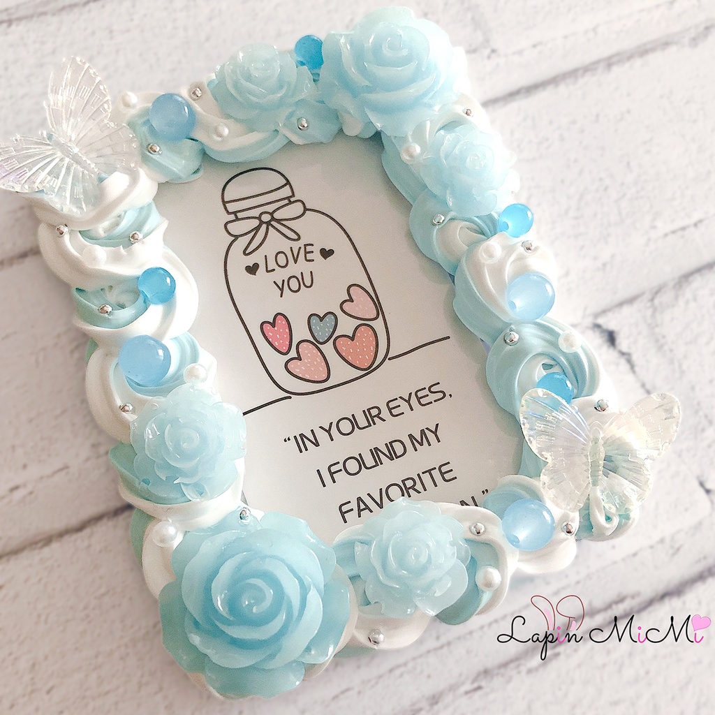 【受注製作】水色 白 ツートン ホイップデコ 硬質トレカケース チェキ ローズ 蝶 ガラスビーズ さわやか かわいい ケース