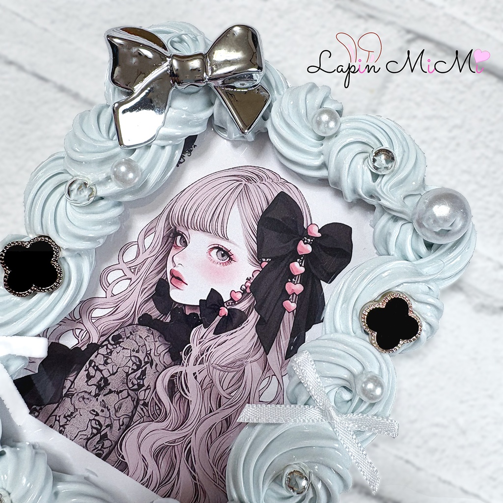 【受注製作】くすみカラー ブルー ホイップデコ 硬質トレカケース チェキ シルバー リボン パール 大人可愛い ケース