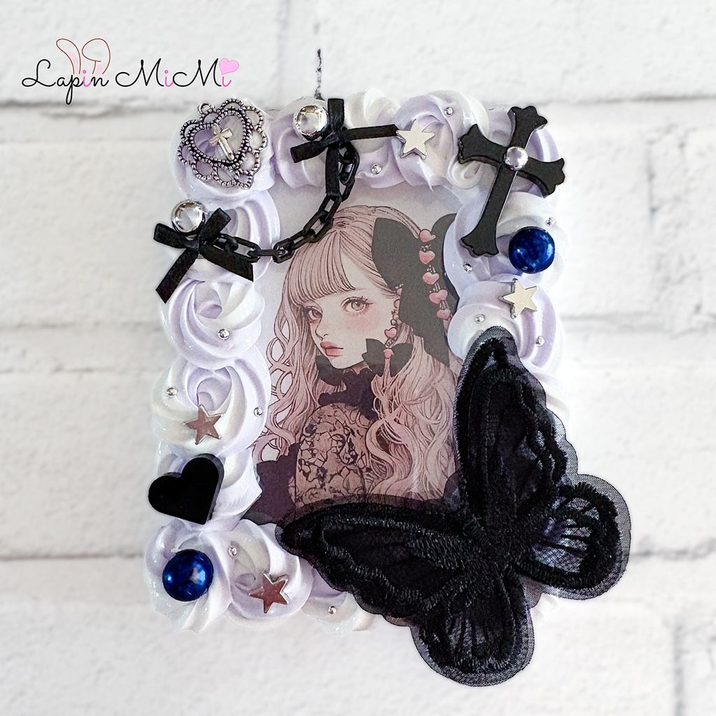 白 紫 ホイップデコ 硬質トレカケース 黒 蝶 チェーン 十字架 ゴシック カード チャーム可ケース