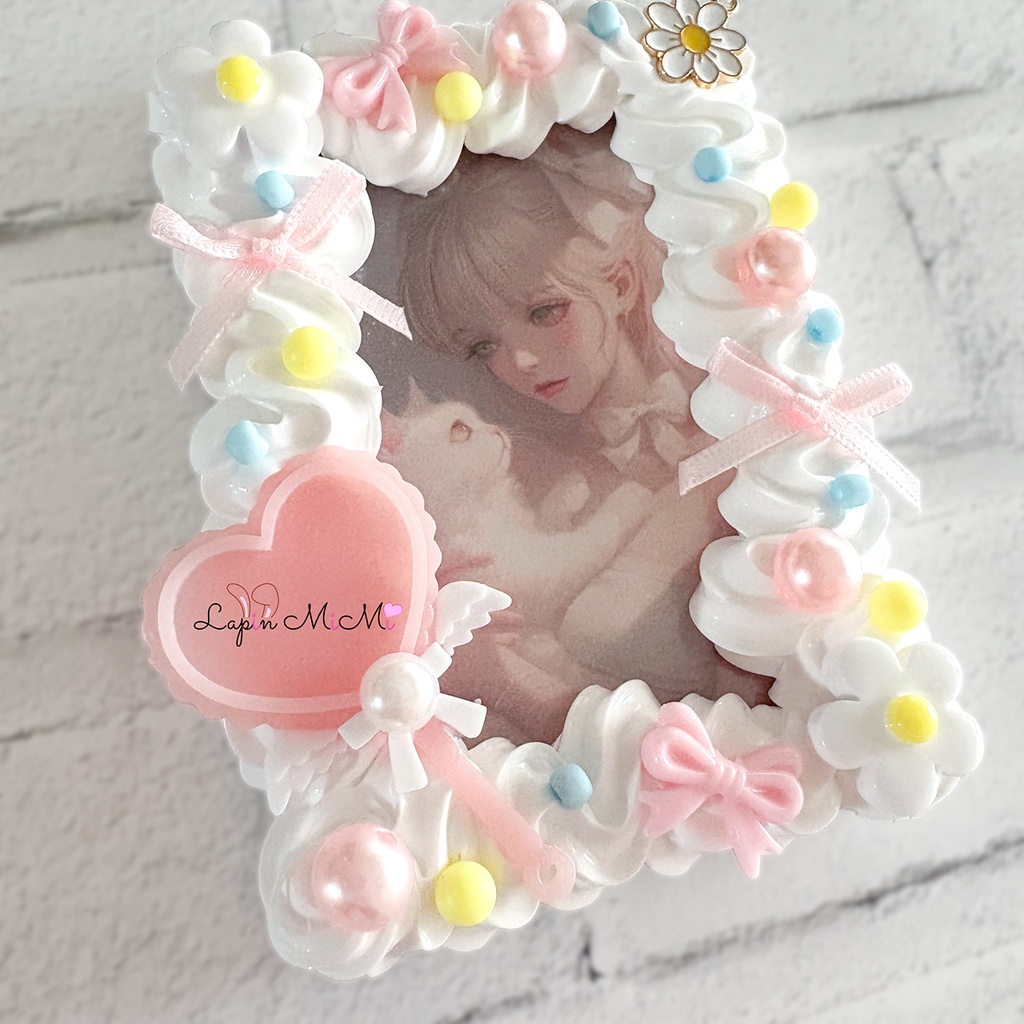 【チャーム可〇】白 ホイップデコ 硬質トレカケース ピンク リボン ネーム 推し活 花 パステル チェキ カード ケース キーホルダー