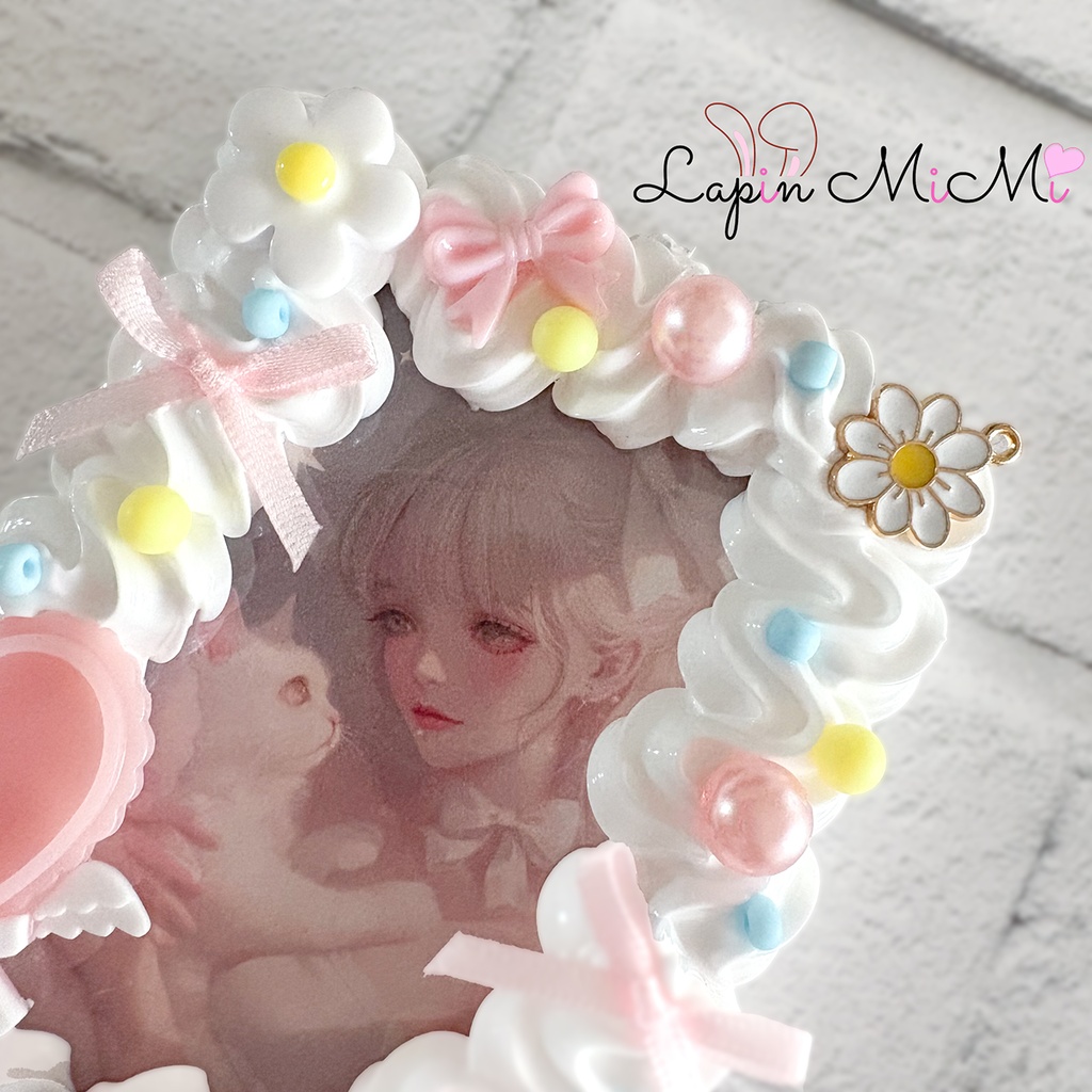 【チャーム可〇】白 ホイップデコ 硬質トレカケース ピンク リボン ネーム 推し活 花 パステル チェキ カード ケース キーホルダー