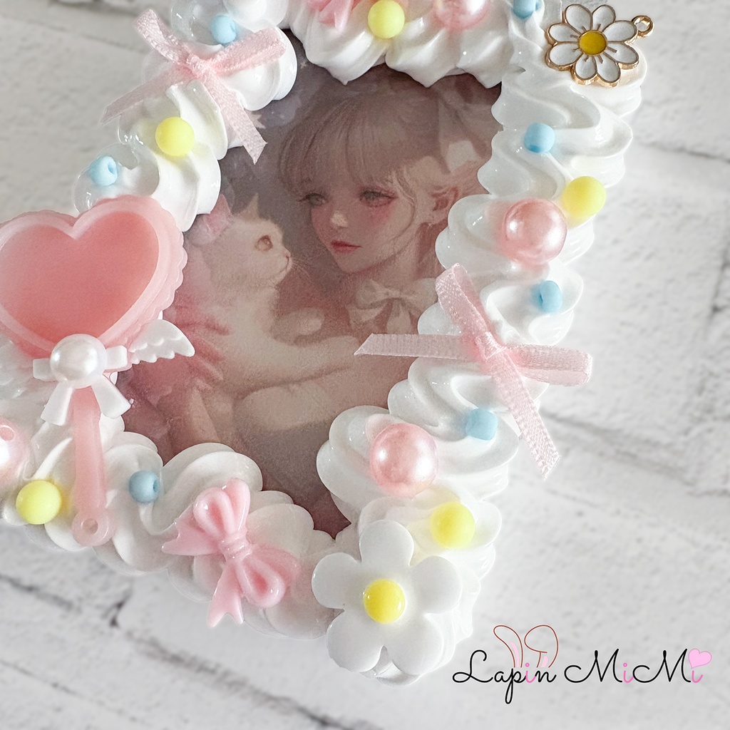 【チャーム可〇】白 ホイップデコ 硬質トレカケース ピンク リボン ネーム 推し活 花 パステル チェキ カード ケース キーホルダー