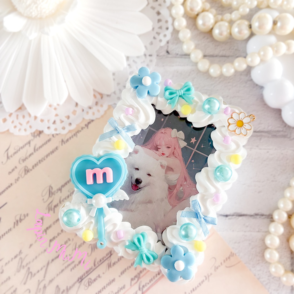 【チャーム可〇】白 ホイップデコ 硬質トレカケース ブルー リボン ネーム推し活 花 リボン 水色 チェキ カード ケース