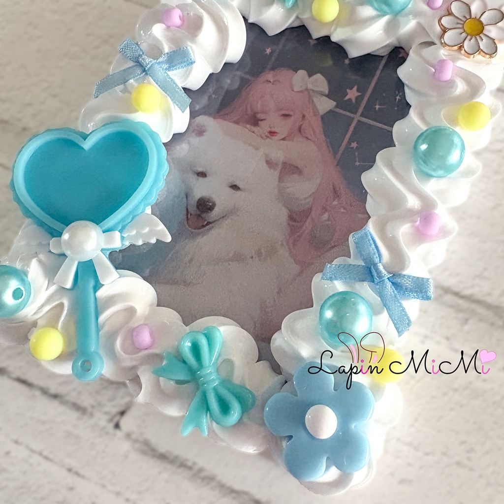 【チャーム可〇】白 ホイップデコ 硬質トレカケース ブルー リボン ネーム推し活 花 リボン 水色 チェキ カード ケース