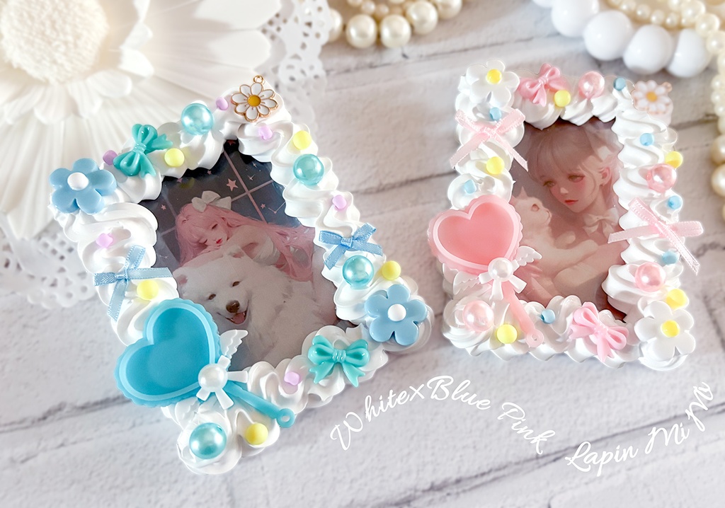 【チャーム可〇】白 ホイップデコ 硬質トレカケース ブルー リボン ネーム推し活 花 リボン 水色 チェキ カード ケース