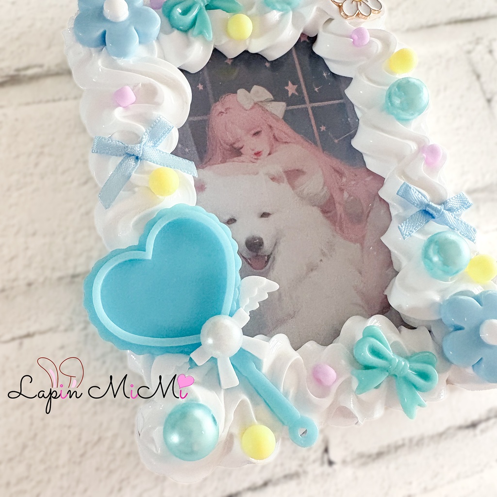 【チャーム可〇】白 ホイップデコ 硬質トレカケース ブルー リボン ネーム推し活 花 リボン 水色 チェキ カード ケース