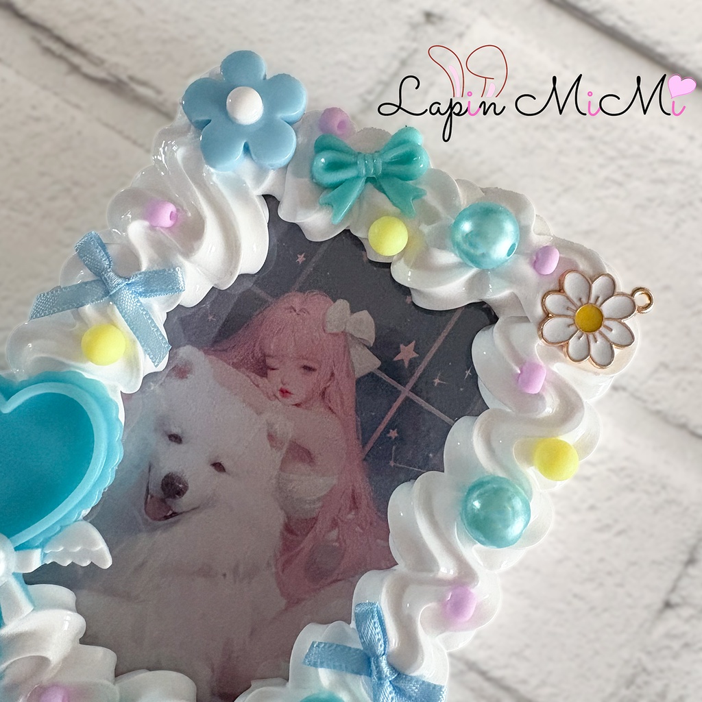 【チャーム可〇】白 ホイップデコ 硬質トレカケース ブルー リボン ネーム推し活 花 リボン 水色 チェキ カード ケース