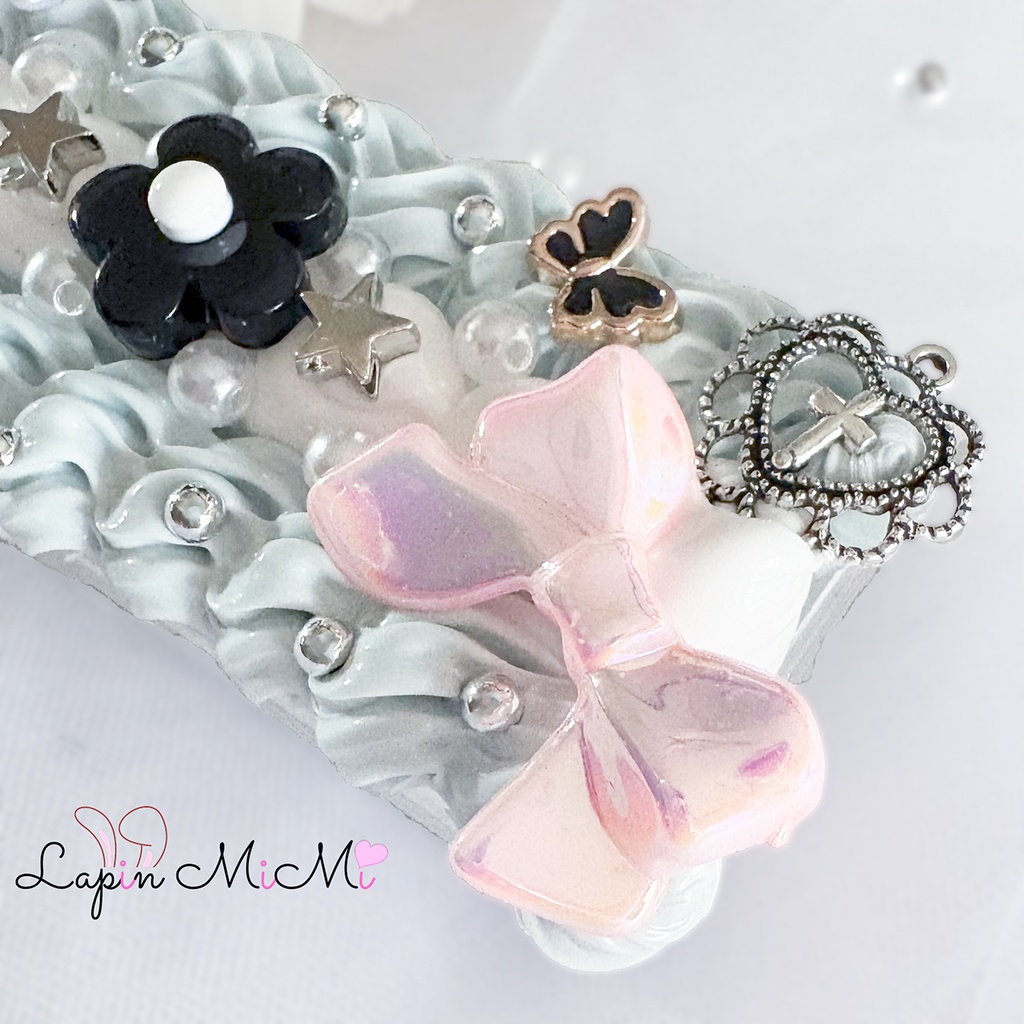 【ストラップ取り付け〇】くすみカラー ホイップデコ マルチケース トラベル リボン ブルー 黒 シルバー 大人可愛い ケース