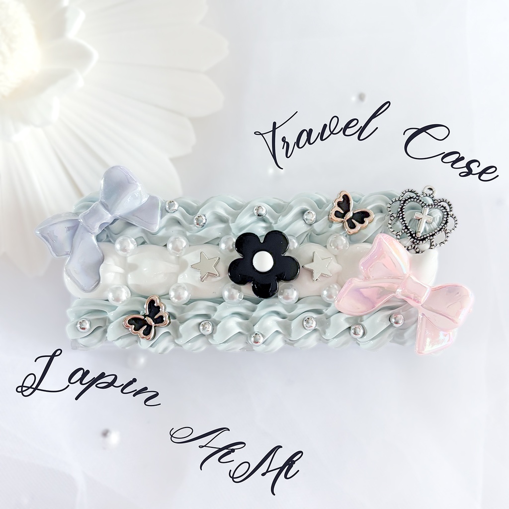 【ストラップ取り付け〇】くすみカラー ホイップデコ マルチケース トラベル リボン ブルー 黒 シルバー 大人可愛い ケース