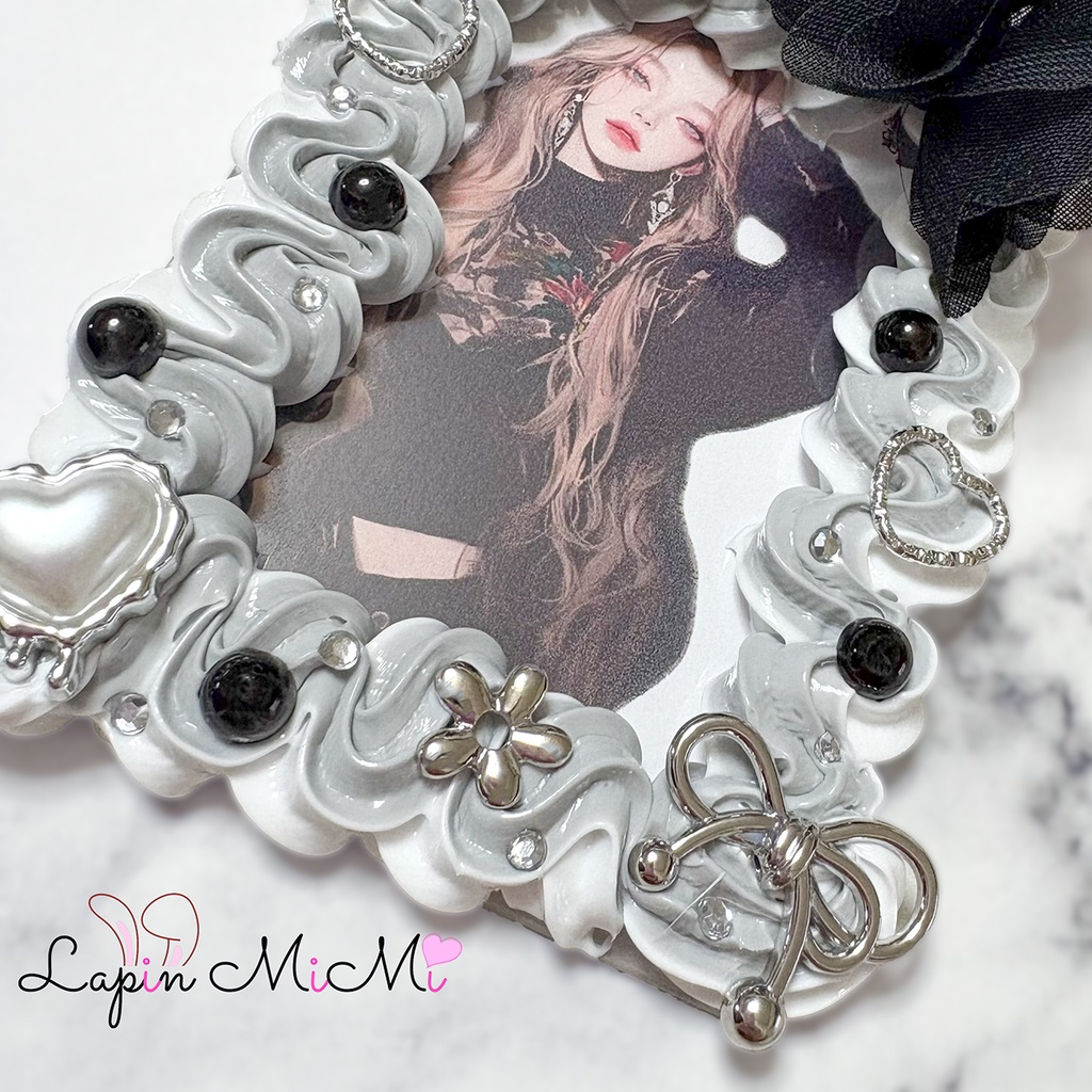 【受注製作】グレー 白 うねうね ホイップデコ 硬質トレカケース 黒 シフォン 花 シルバー カード ケース