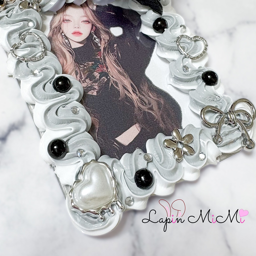 【受注製作】グレー 白 うねうね ホイップデコ 硬質トレカケース 黒 シフォン 花 シルバー カード ケース