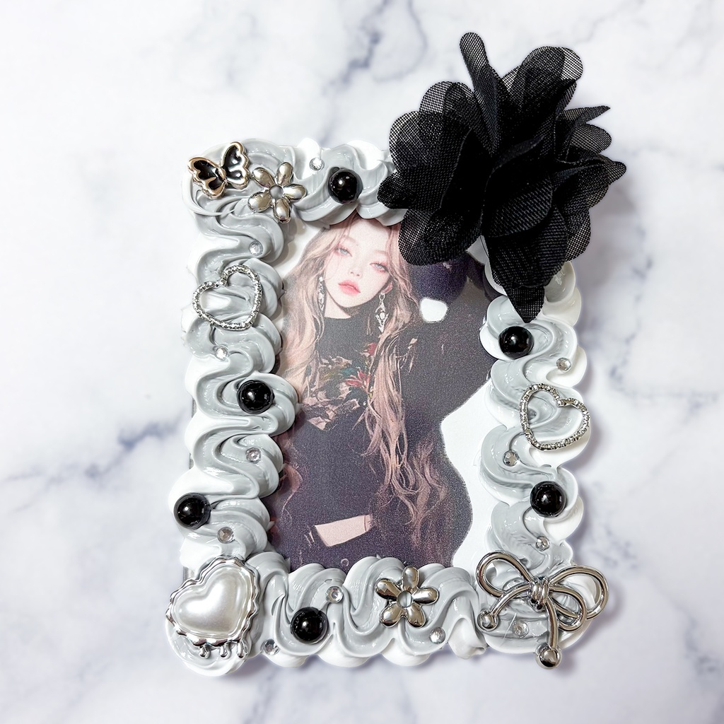 【受注製作】グレー 白 うねうね ホイップデコ 硬質トレカケース 黒 シフォン 花 シルバー カード ケース