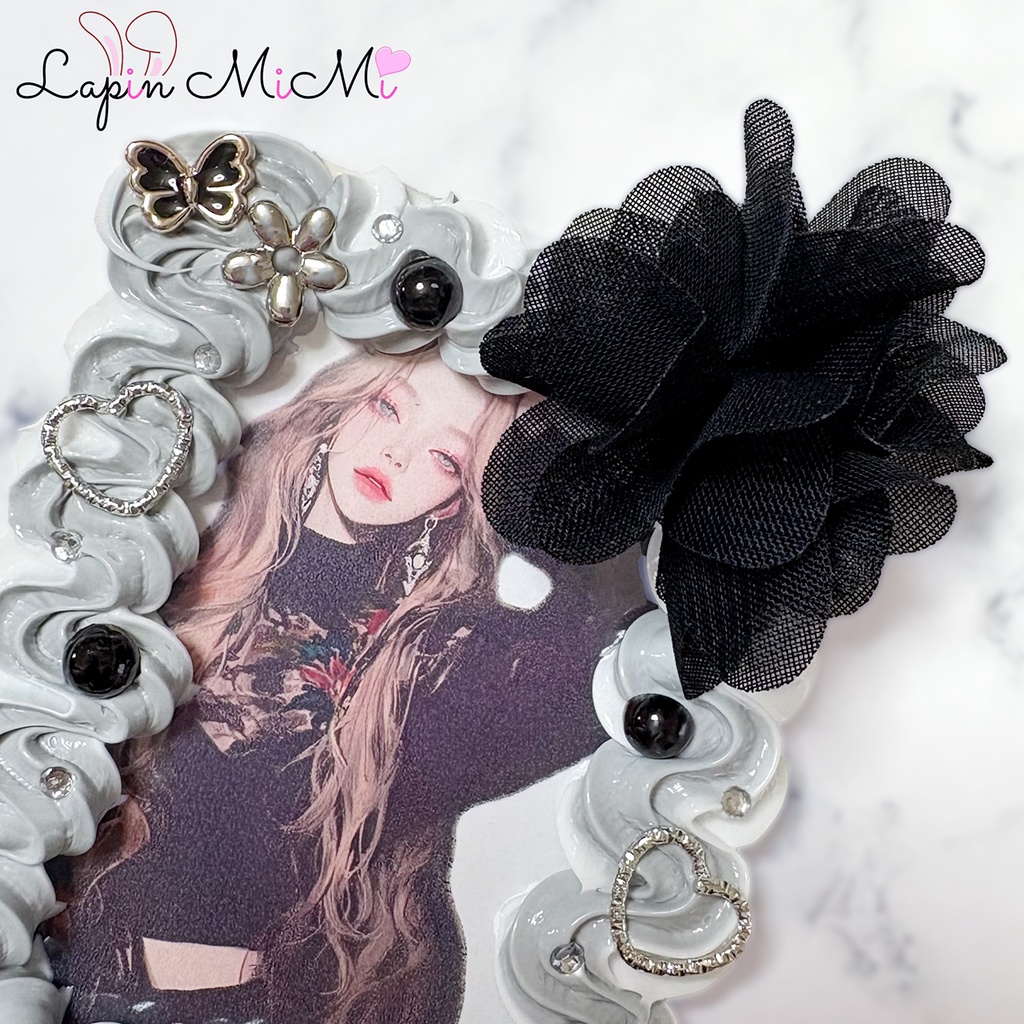 【受注製作】グレー 白 うねうね ホイップデコ 硬質トレカケース 黒 シフォン 花 シルバー カード ケース