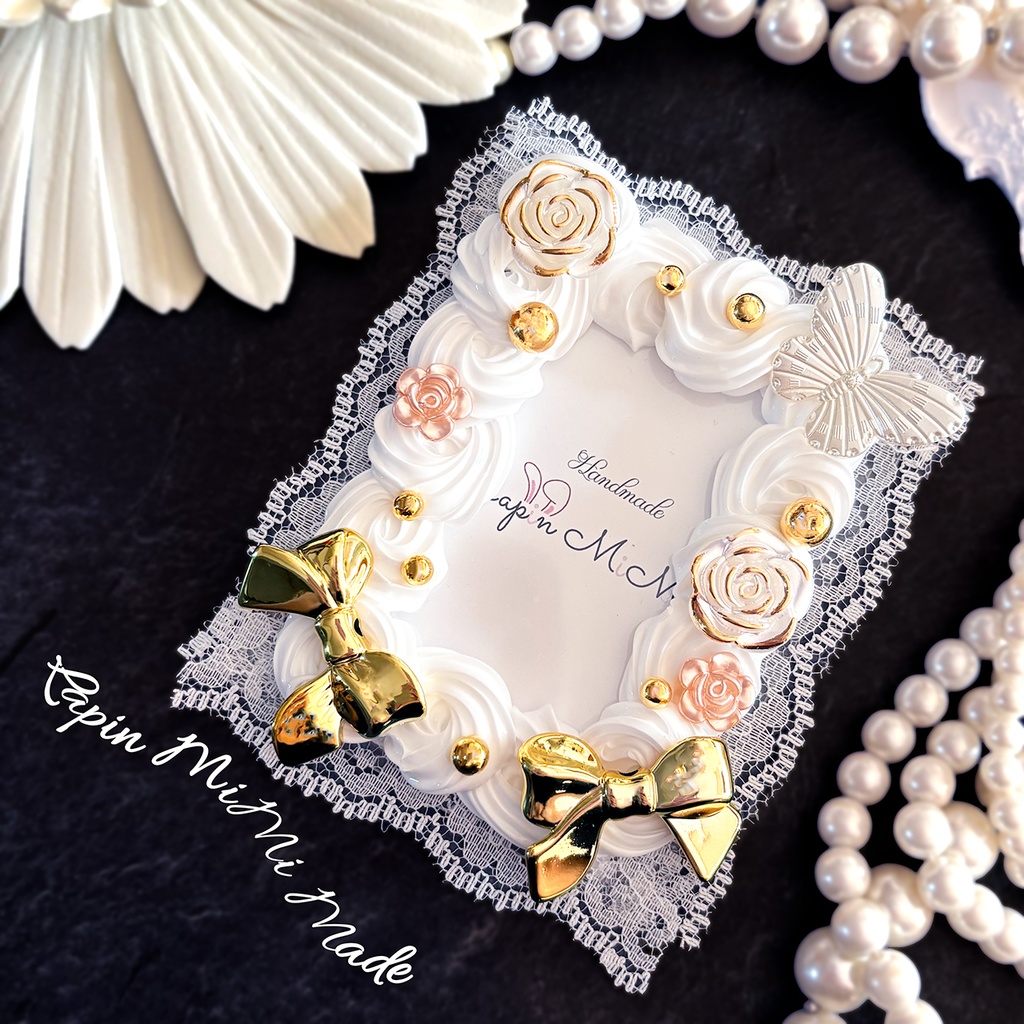 白 ホイップデコ 硬質トレカケース B8 レース 刺繍 ゴールド リボン 上品 きれいめ カード ケース