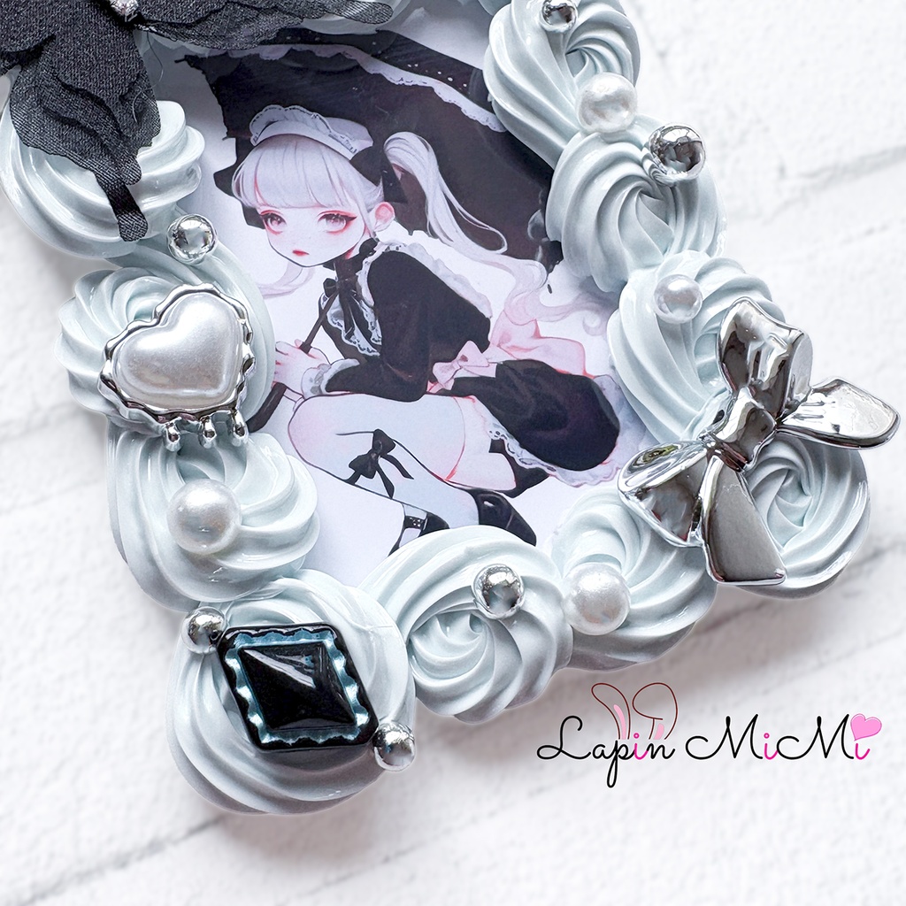 【受注製作】くすみカラー ブルー ホイップデコ 硬質トレカケース 黒 蝶 シルバー リボン ゴシック カード ケース