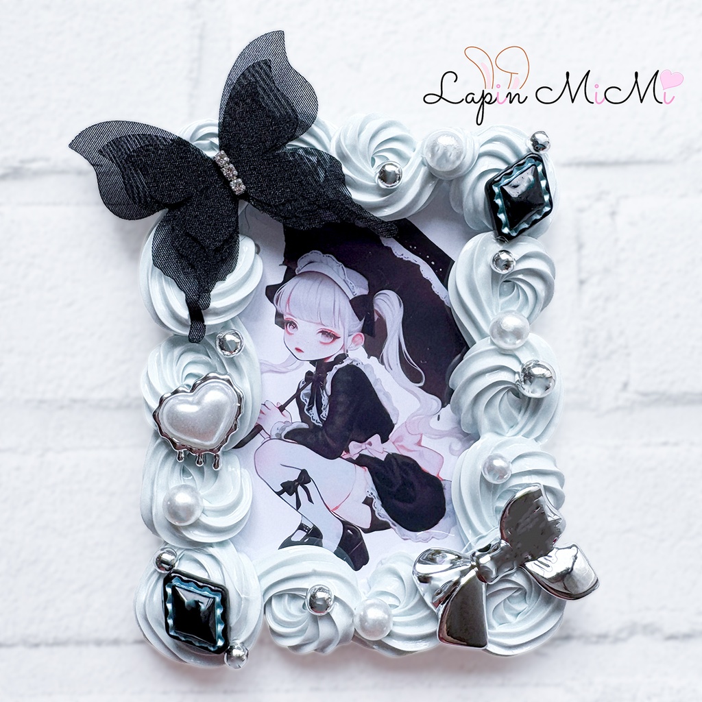 【受注製作】くすみカラー ブルー ホイップデコ 硬質トレカケース 黒 蝶 シルバー リボン ゴシック カード ケース