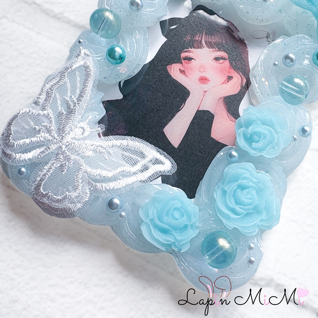 クリア ラメ 水色 ホイップデコ 硬質トレカケース 刺繍 レース 白 蝶 薔薇 ビーズ かわいい B8 カード ケース