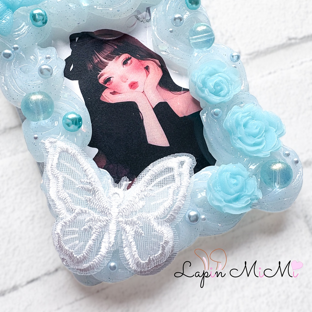 クリア ラメ 水色 ホイップデコ 硬質トレカケース 刺繍 レース 白 蝶 薔薇 ビーズ かわいい B8 カード ケース