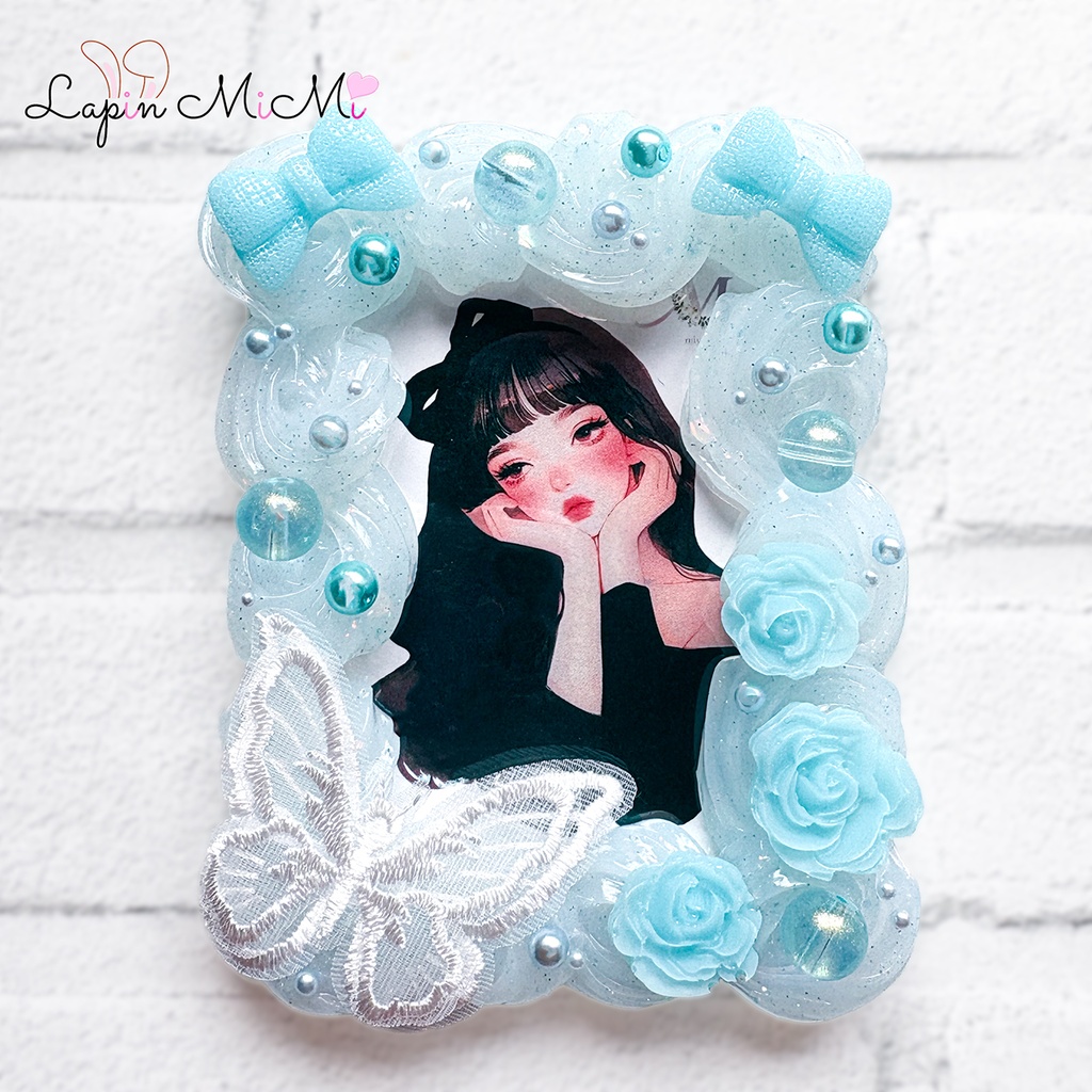 クリア ラメ 水色 ホイップデコ 硬質トレカケース 刺繍 レース 白 蝶 薔薇 ビーズ かわいい B8 カード ケース