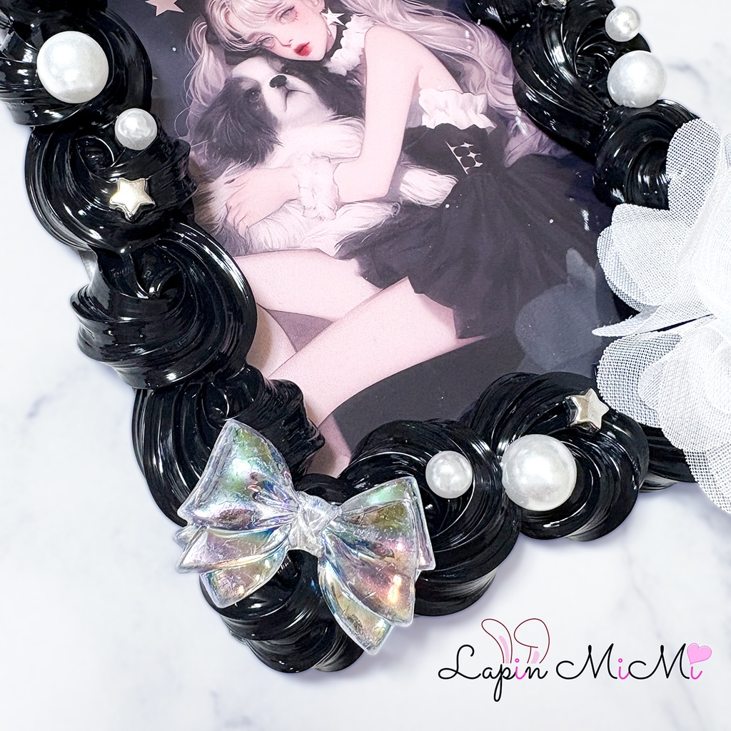 【B7】黒 ホイップデコ 硬質トレカケース ハガキ ポストカード 白 花 リボン 大判 L版 縦横可能 カード ケース