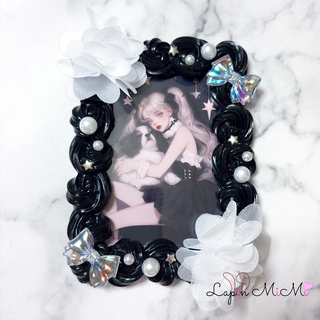 【B7】黒 ホイップデコ 硬質トレカケース ハガキ ポストカード 白 花 リボン 大判 L版 縦横可能 カード ケース