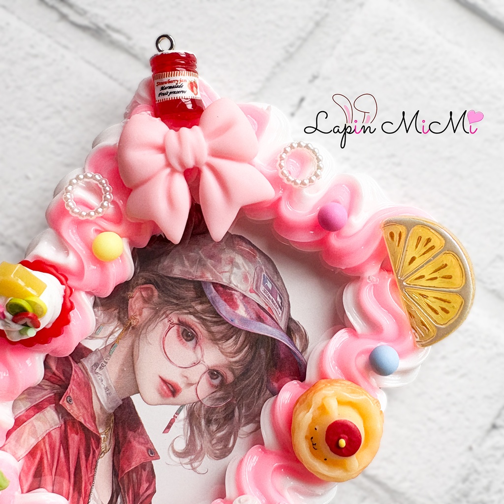 白 ピンク ツートン うねうね ホイップデコ B8 硬質トレカケース お菓子 ケーキ風 リボン かわいい チェキ カード ケース