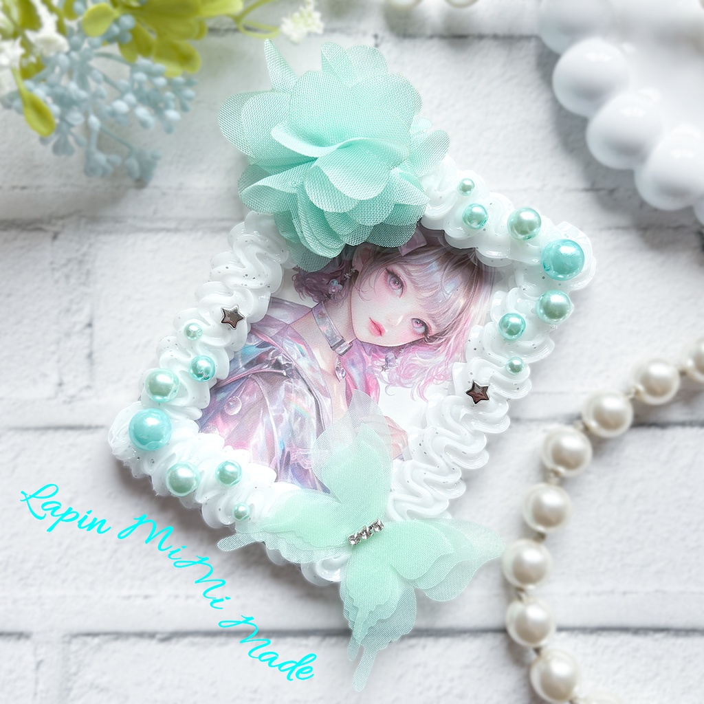 白 ラメ ホイップデコ 硬質トレカケース B8 ミントブルー 花 蝶 ガラスビーズ かわいい カード ケース