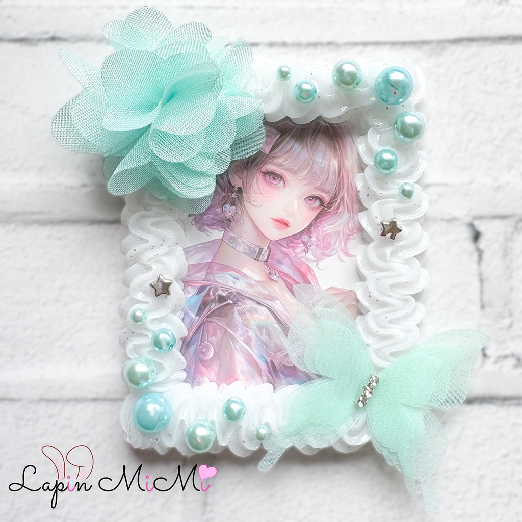 白 ラメ ホイップデコ 硬質トレカケース B8 ミントブルー 花 蝶 ガラスビーズ かわいい カード ケース