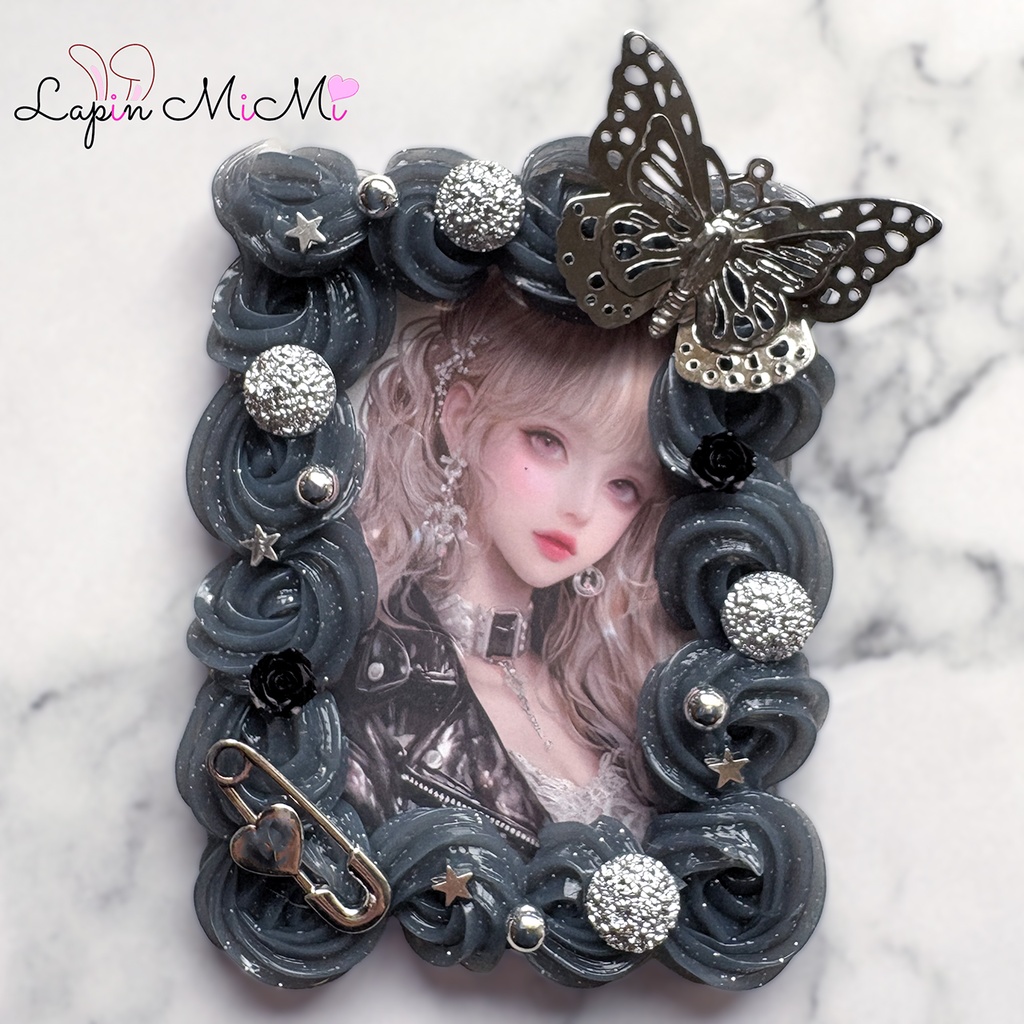 黒 ラメ クリア ホイップデコ 硬質トレカケース B8 シルバー メタル 蝶 安全ピン ゴシック カード ケース