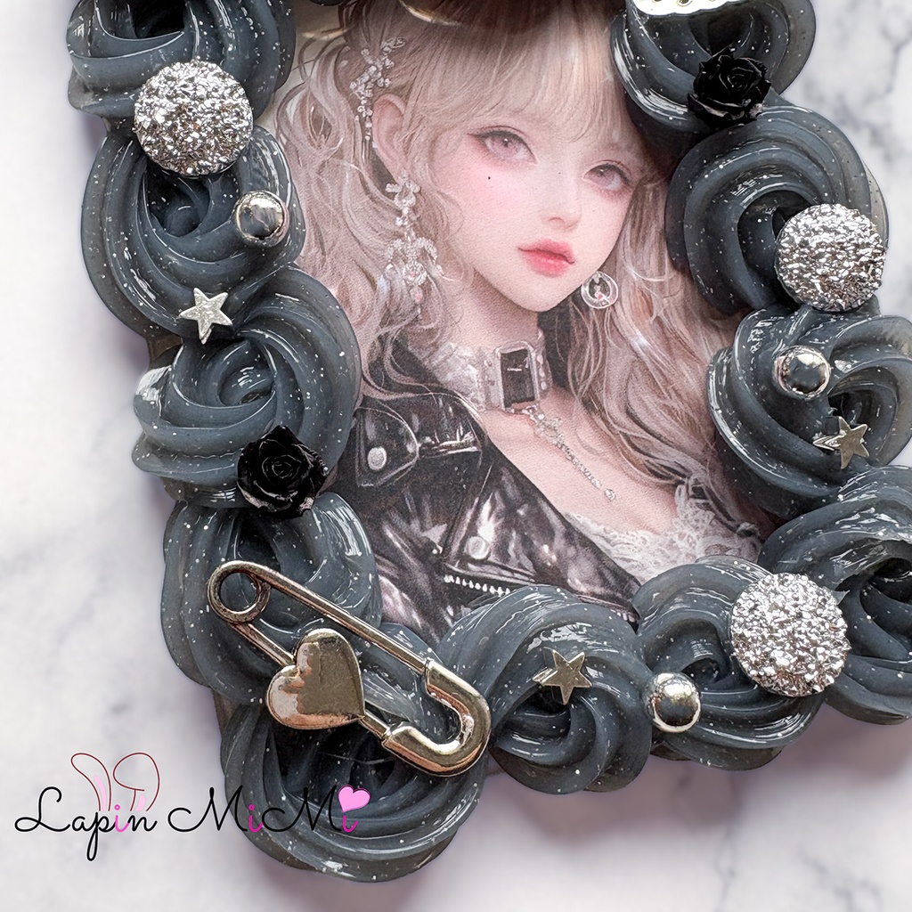 黒 ラメ クリア ホイップデコ 硬質トレカケース B8 シルバー メタル 蝶 安全ピン ゴシック カード ケース