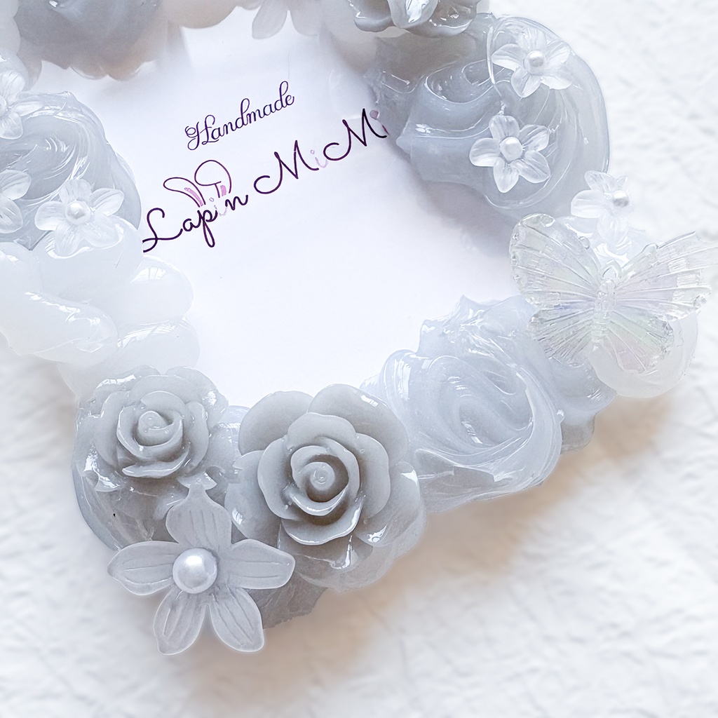 【受注製作】グレー × クリア ホイップデコ 硬質トレカケース B8 ティアラ 花 蝶 フロス加工 上品 カード ケース