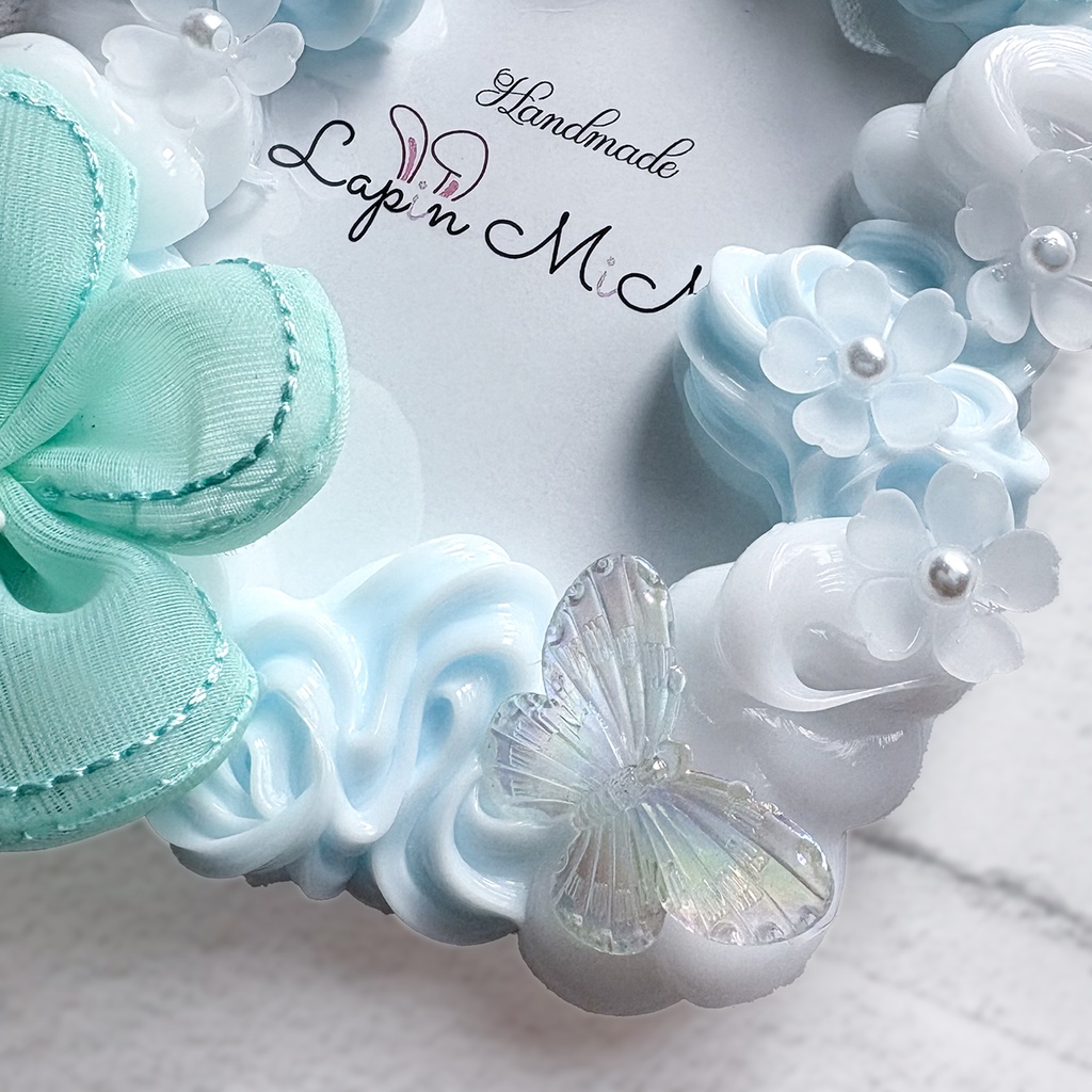 水色×白 クリア ホイップデコ 硬質トレカケース B8 シフォン 花 蝶 上品 きれいめ カード ケース