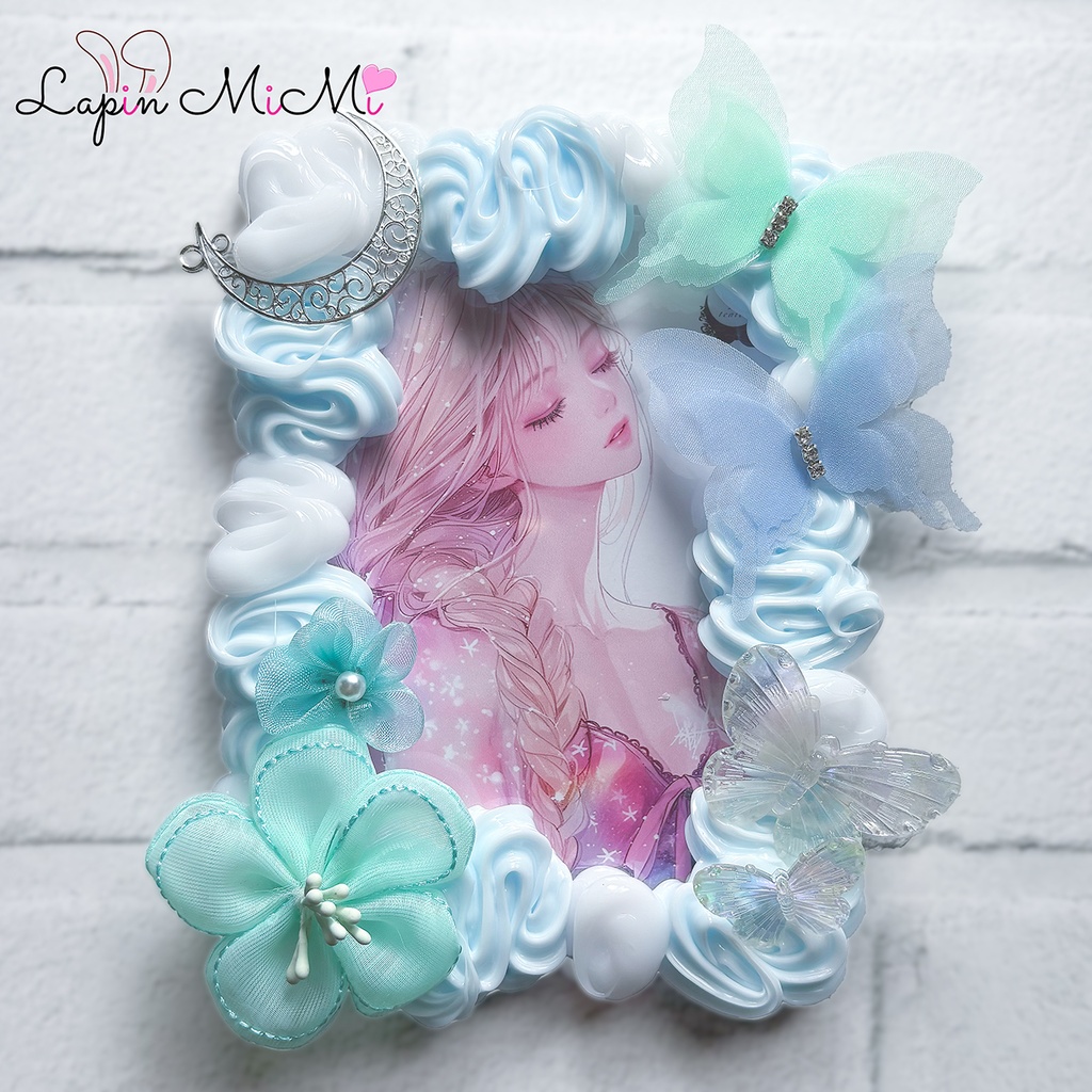 【B7】水色×白 ホイップデコ 硬質トレカケース 大判 L版 ハガキ ポストカード シルバー 月 シフォン 花 蝶 カード ケース