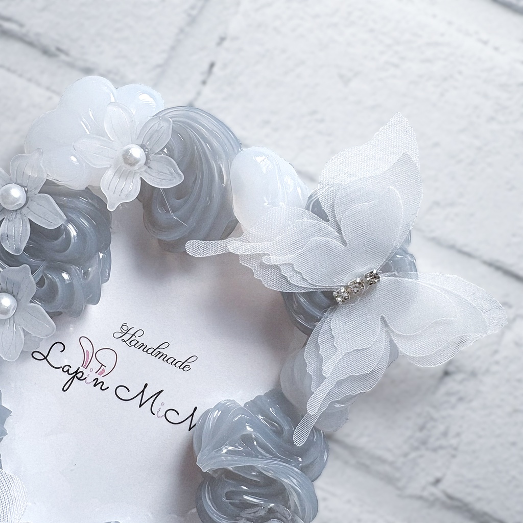 グレー × クリア ホイップデコ 硬質トレカケース B8 白 シフォン 花 蝶 薔薇 上品 きれいめ カード ケース