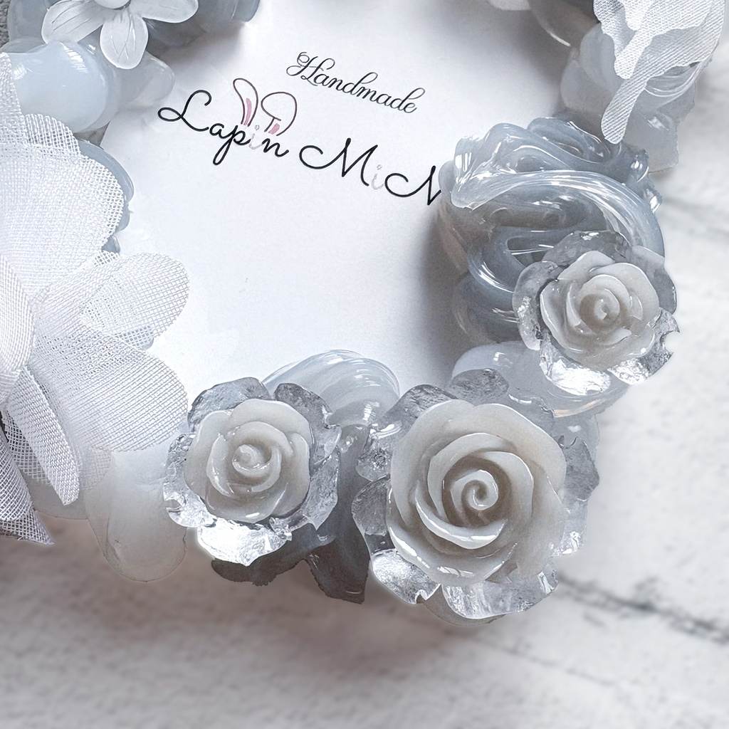 グレー × クリア ホイップデコ 硬質トレカケース B8 白 シフォン 花 蝶 薔薇 上品 きれいめ カード ケース