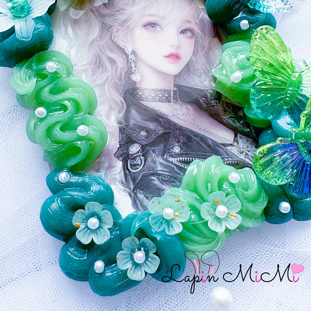 【受注製作】緑 × 深緑 ホイップデコ 硬質トレカケース B8 白 花 蝶 上品 きれいめ カード ケース