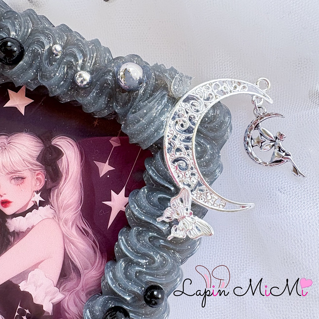 【B7】黒 クリア ラメ ホイップデコ 硬質トレカケース 大判 L版 ハガキ ポストカード シルバー 月 ティンカーベル チャーム 付 十字架 ゴシック カード ケース