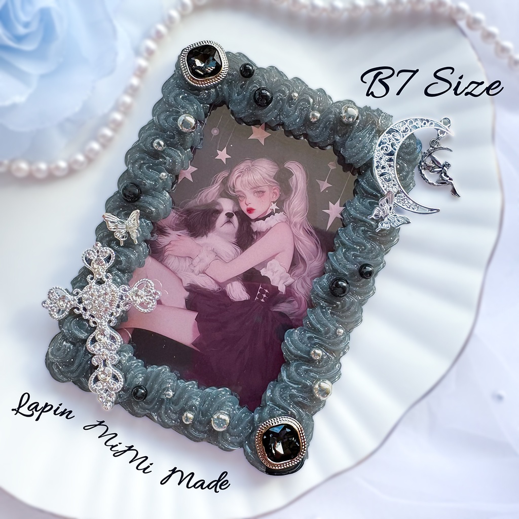 【B7】黒 クリア ラメ ホイップデコ 硬質トレカケース 大判 L版 ハガキ ポストカード シルバー 月 ティンカーベル チャーム 付 十字架 ゴシック カード ケース