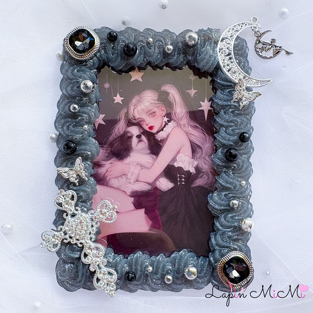 【B7】黒 クリア ラメ ホイップデコ 硬質トレカケース 大判 L版 ハガキ ポストカード シルバー 月 ティンカーベル チャーム 付 十字架 ゴシック カード ケース