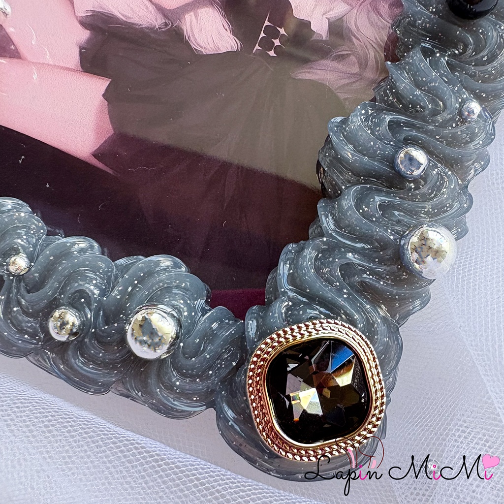 【B7】黒 クリア ラメ ホイップデコ 硬質トレカケース 大判 L版 ハガキ ポストカード シルバー 月 ティンカーベル チャーム 付 十字架 ゴシック カード ケース