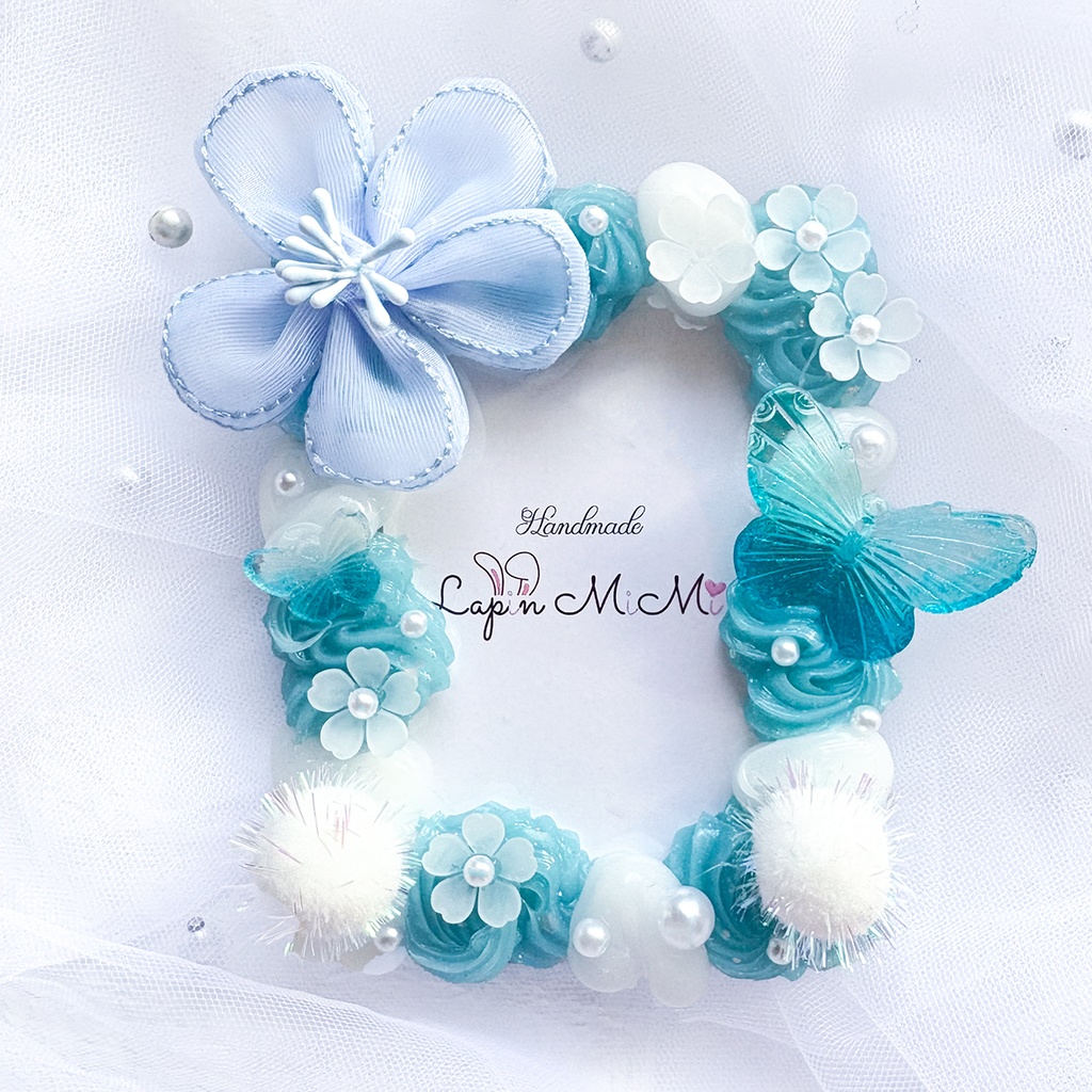 白 くすみブルー クリア ホイップデコ 硬質トレカケース B8 大きい 花 グラデ 蝶 白 ぽんぽん 上品 きれいめ カード ケース